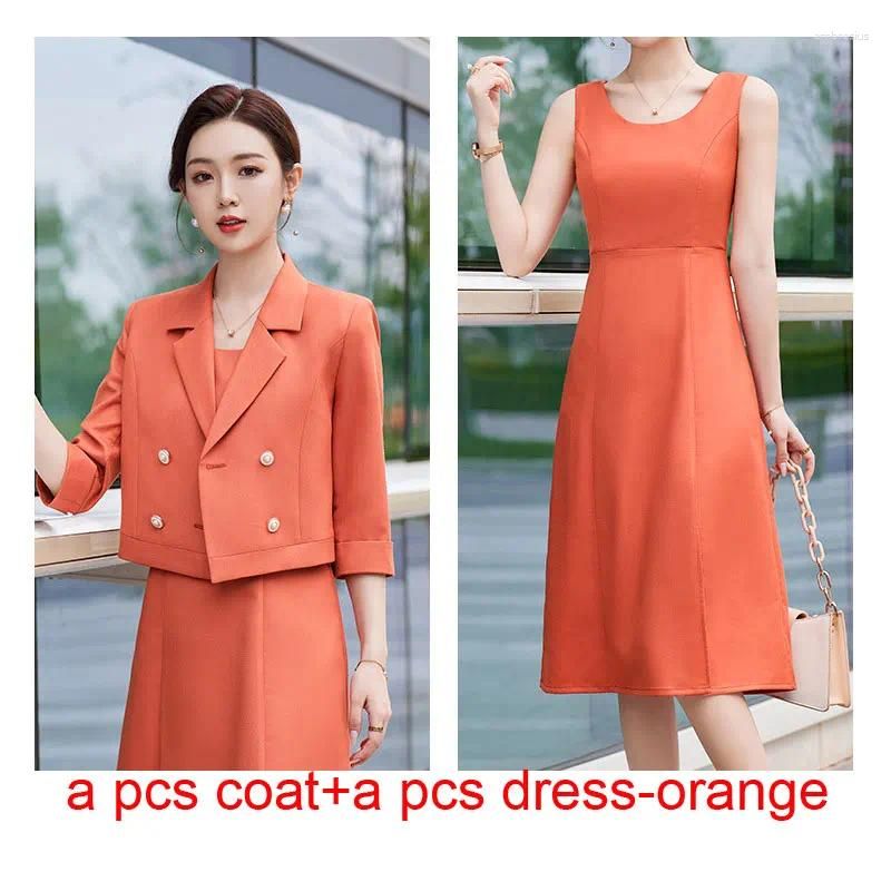 оранжевое пальто и платье