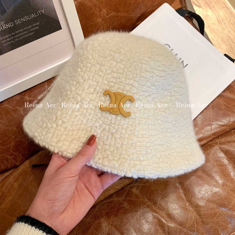 chapeau en peluche arc de triomphe blanc