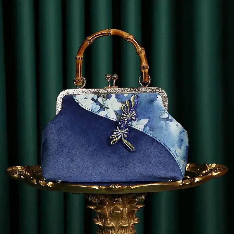 Les femmes sac bleu