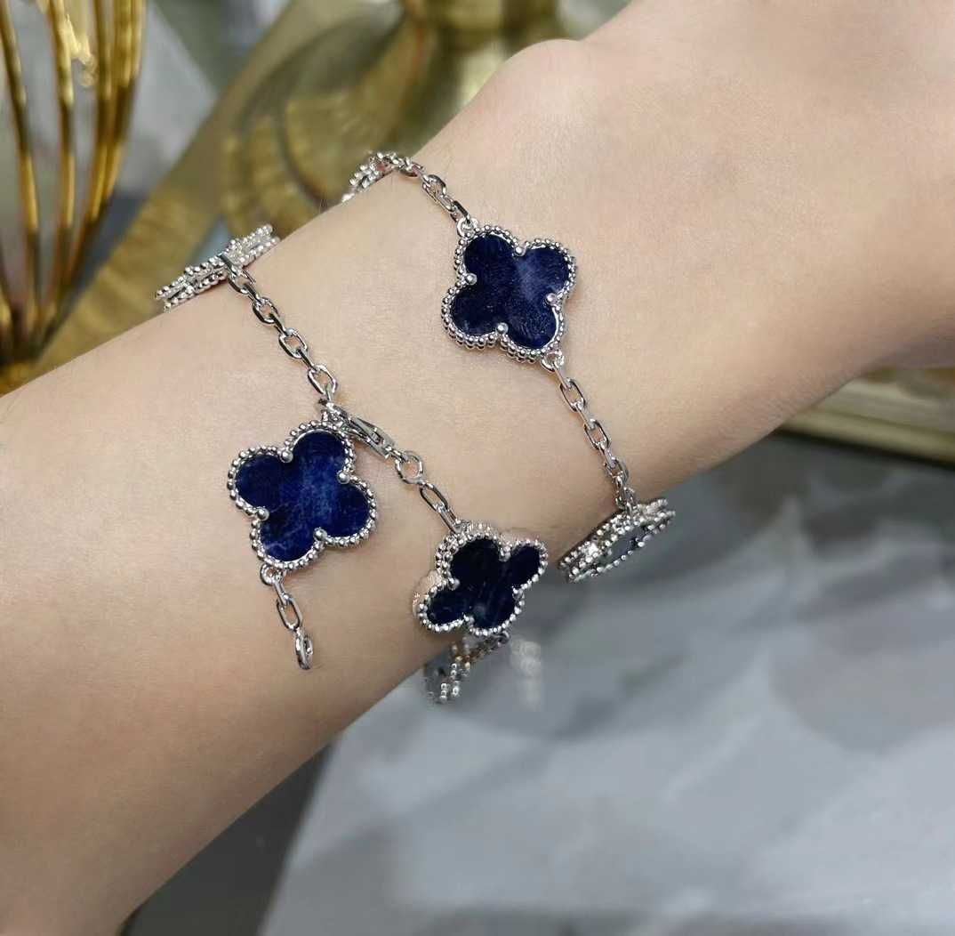 platina peterblauwe armband met vijf bloemen