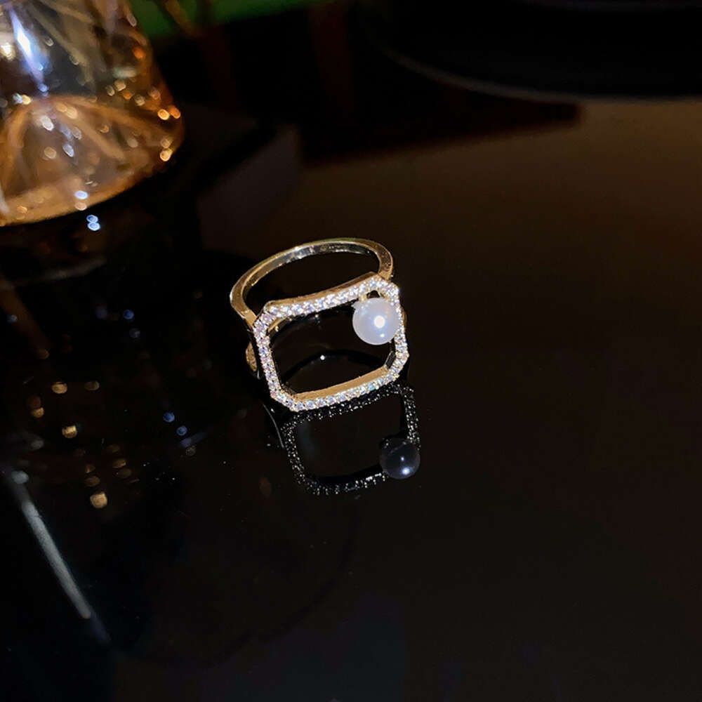Ring aus echtem Gold mit galvanisierten Diamanten besetzt