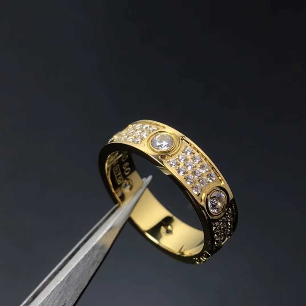 Złota trzy rzędy pierścionek z diamentem z wielkością