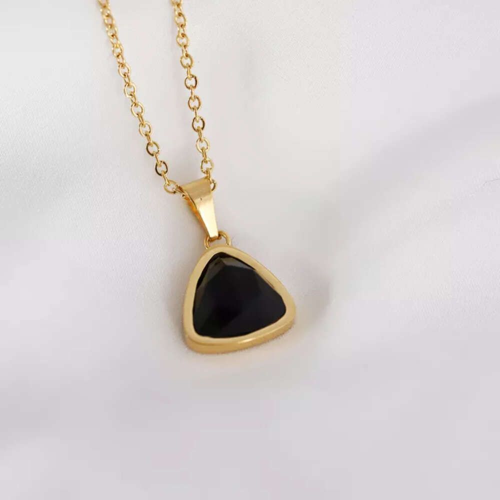 Agate noire (triangle)-Collier