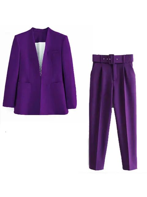 暗い紫色のスーツ