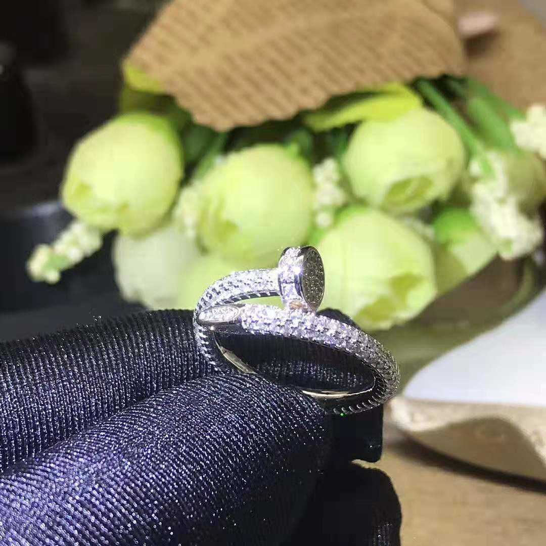 Bague à clou de diamant en platine