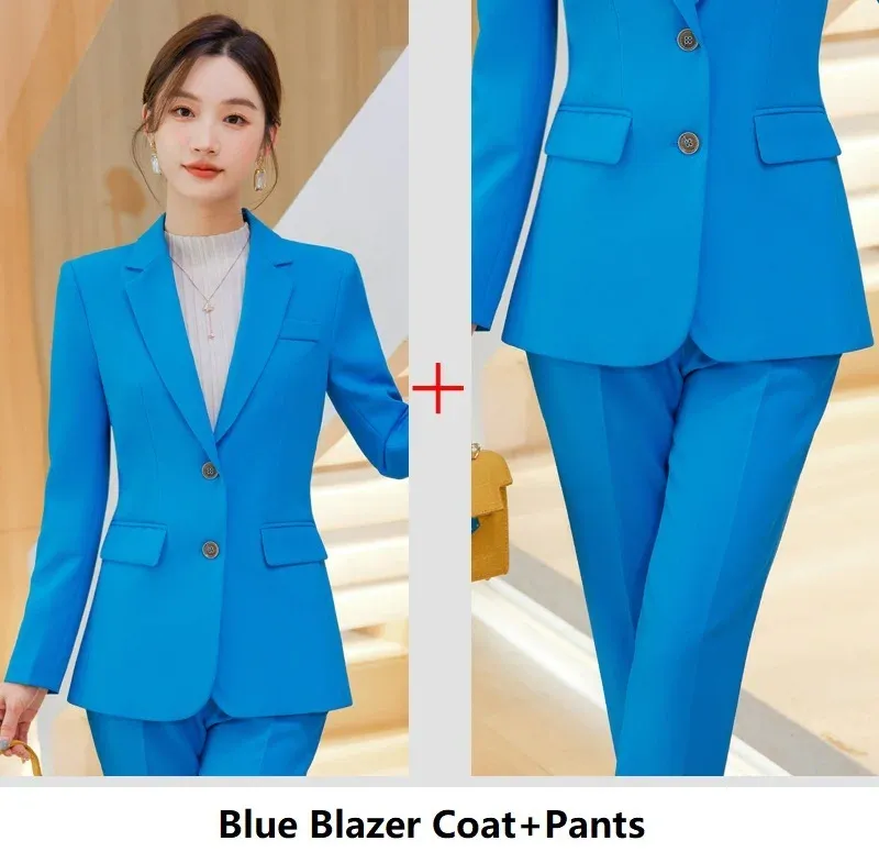 青いパンツスーツ