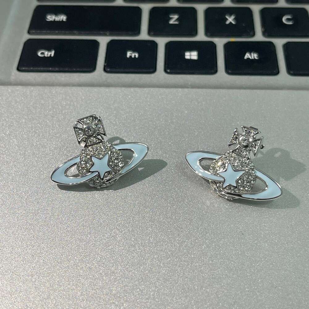 Ein Paar Ohrringe