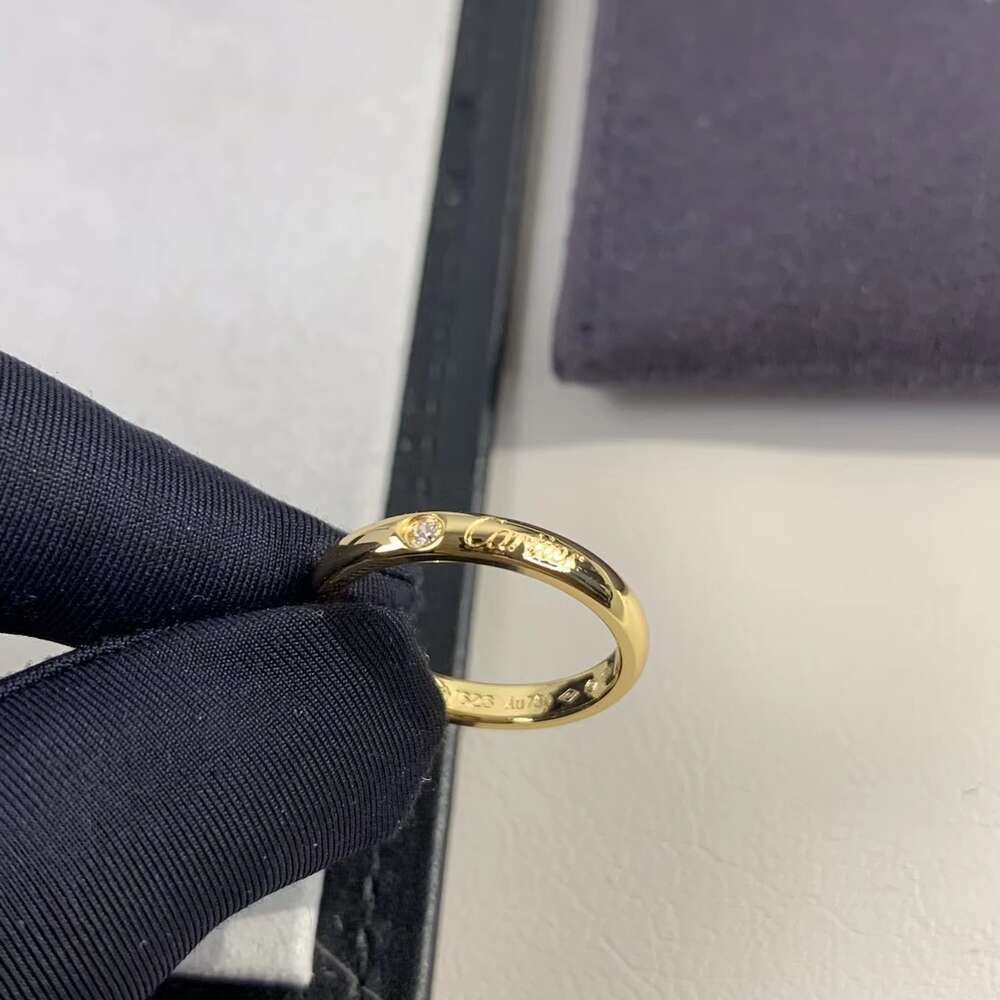 Anello in oro con lettera con diamante singolo