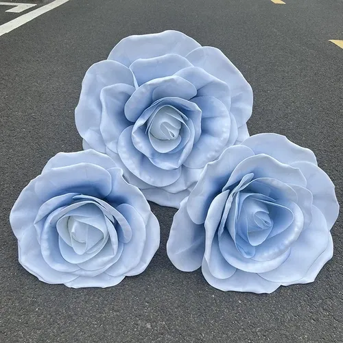 3 têtes de fleurs bleues.