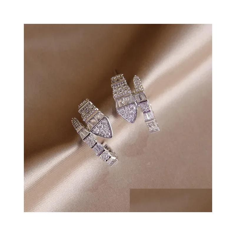 Q0907 Silver Stud