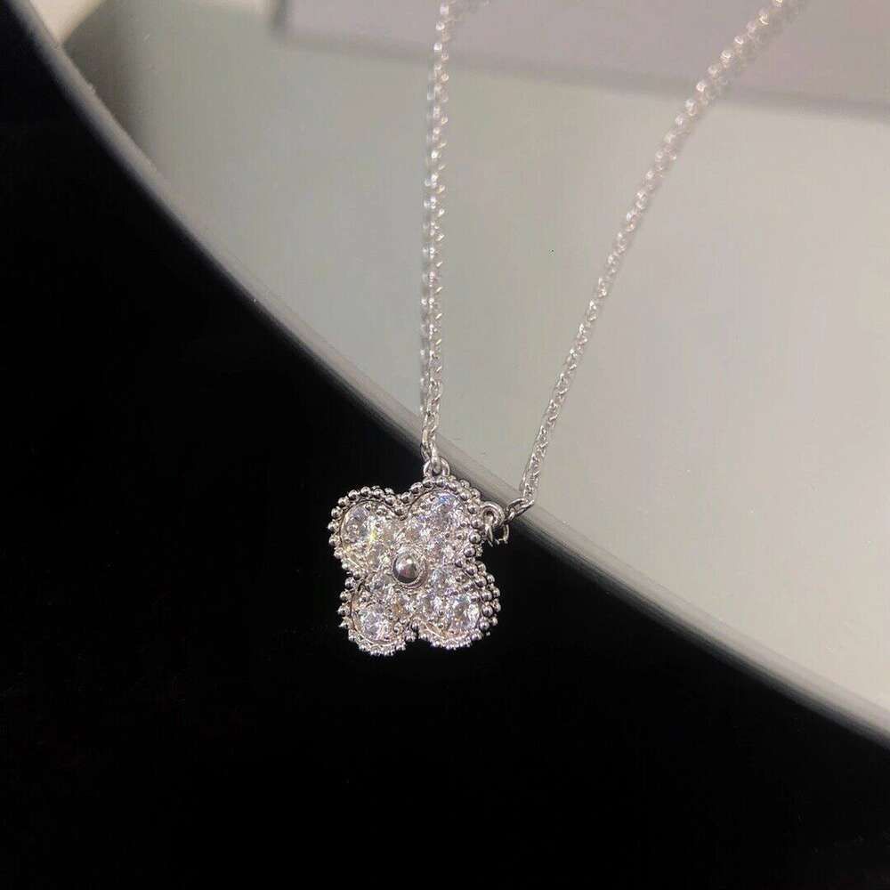 Collier blanc plein de diamants