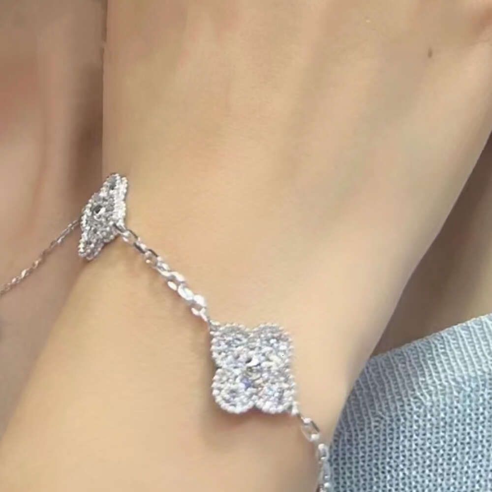 Bracelet blanc plein de diamants