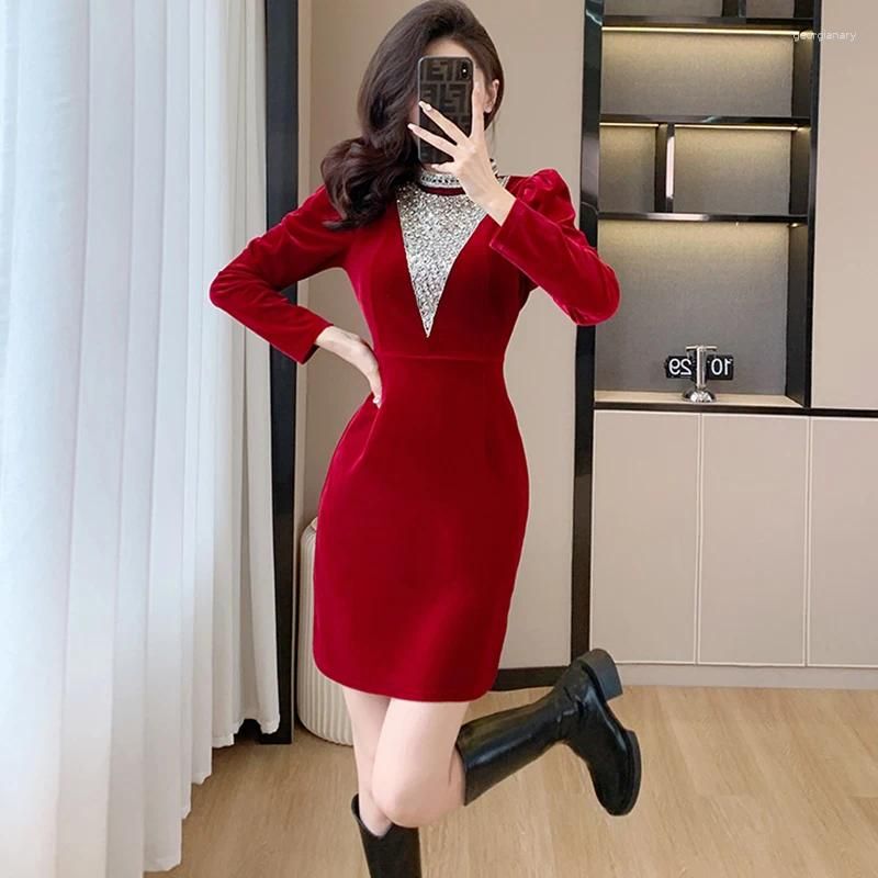 Röd kort klänning