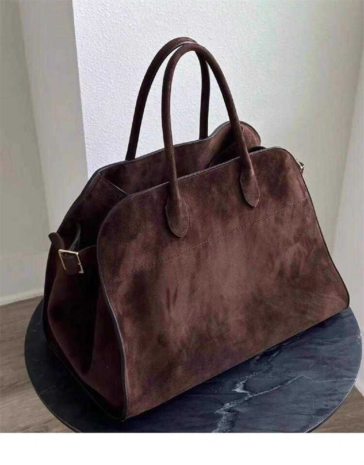 boucle dorée en daim marron foncé