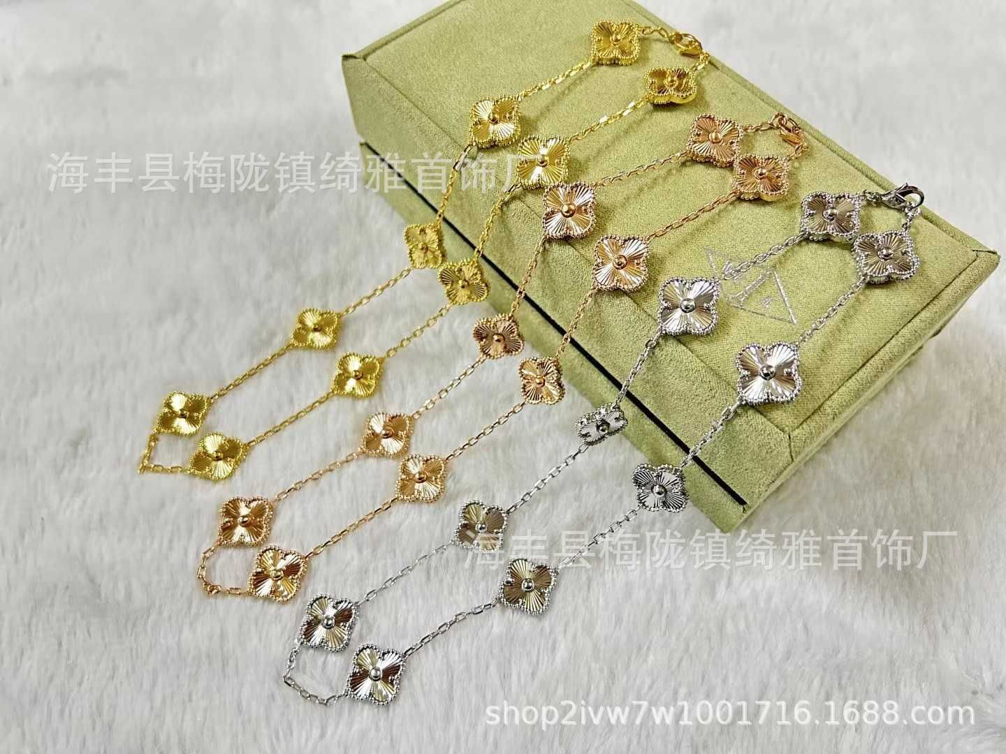 Collana con dieci fiori in oro bianco