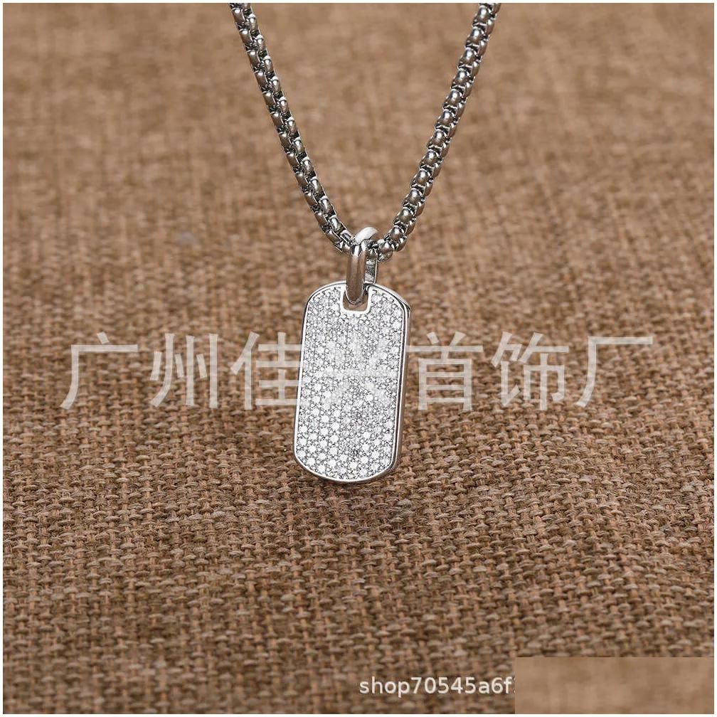 Collier de marque plein de diamants