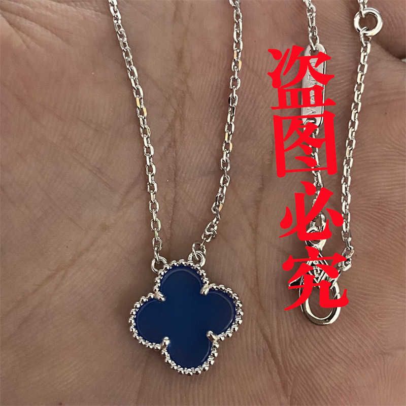 Collier de calcédoine bleu en or blanc