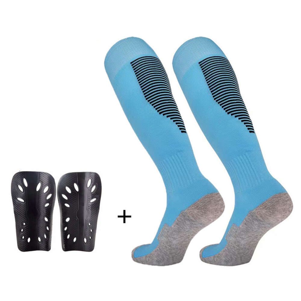 Hemelsblauwe sokken+beenbeschermers
