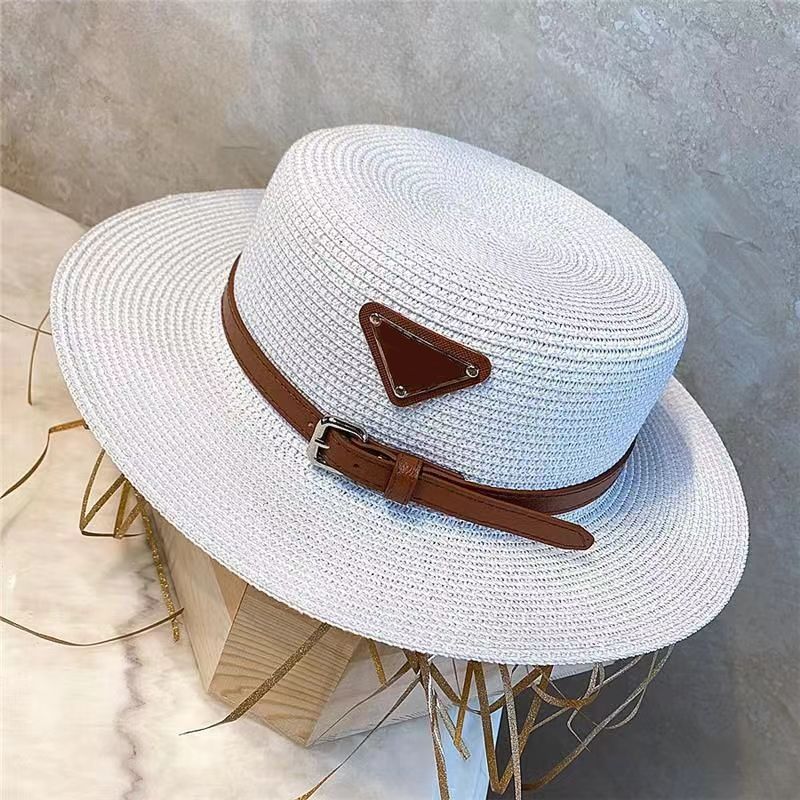 Chapeau blanc, logo marron