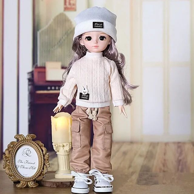 Biała lalka i ubrania