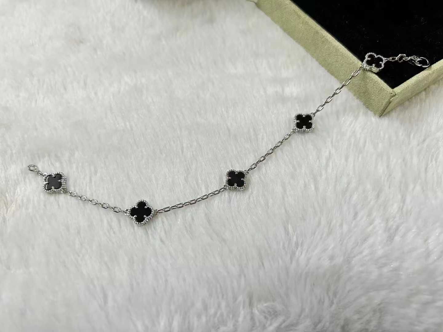 6-flowered White Gold Black Agate-v Gold