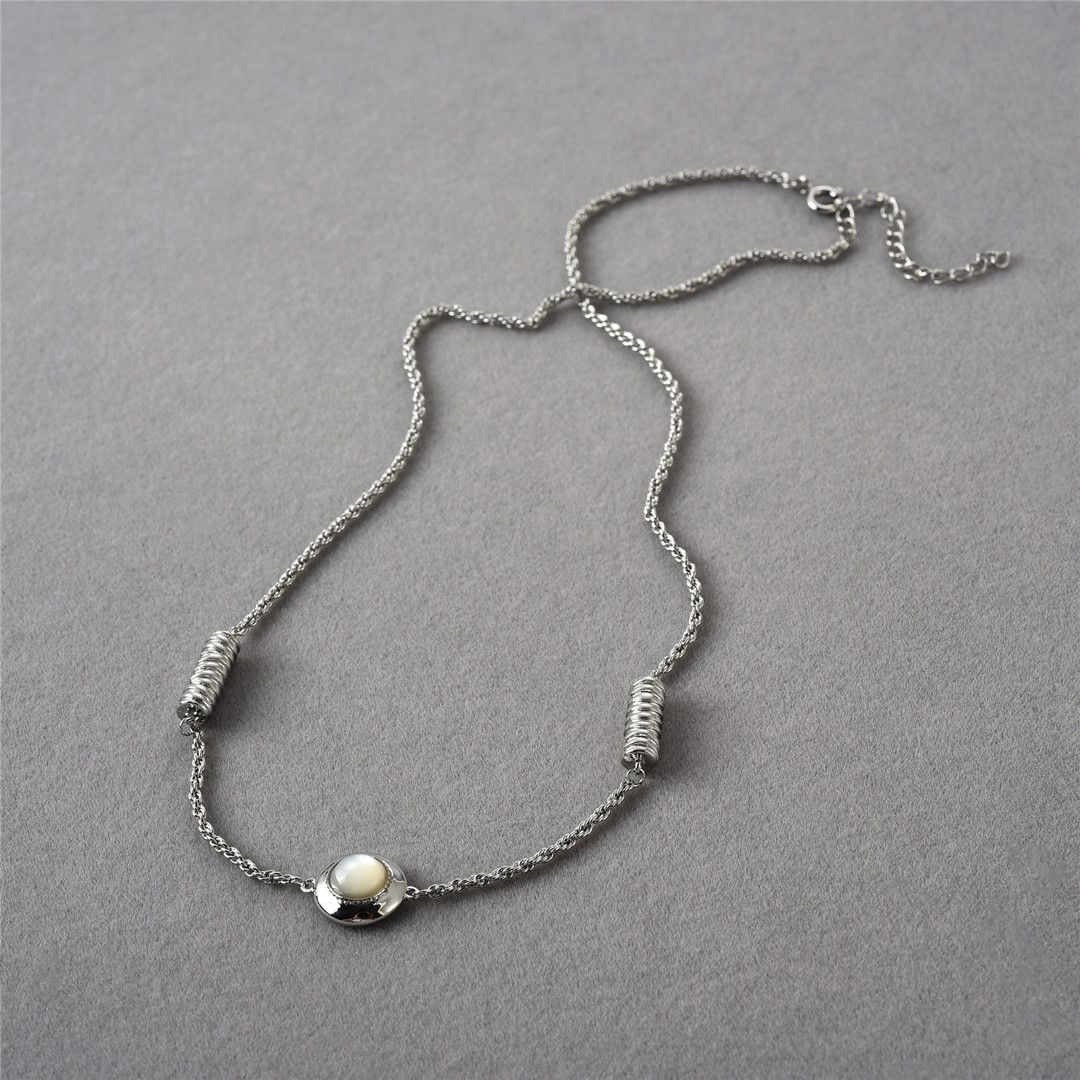 Un collier coquillage blanc argenté