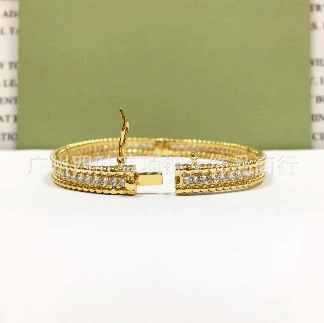 Bracelet de diamant complet de rangée d'or