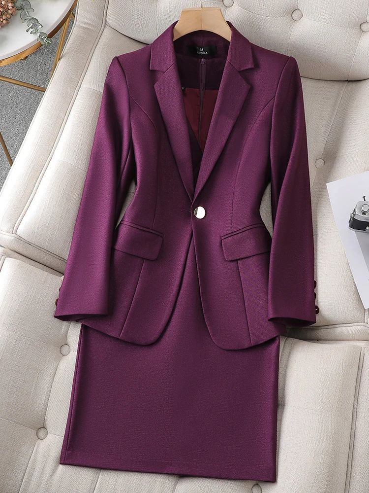 紫のスカートスーツ