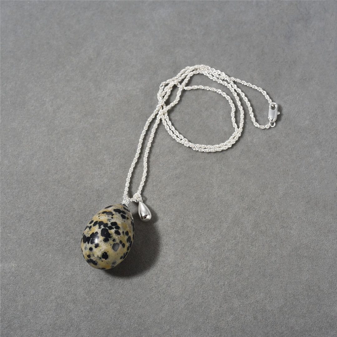 Un collier en pierre tachetée