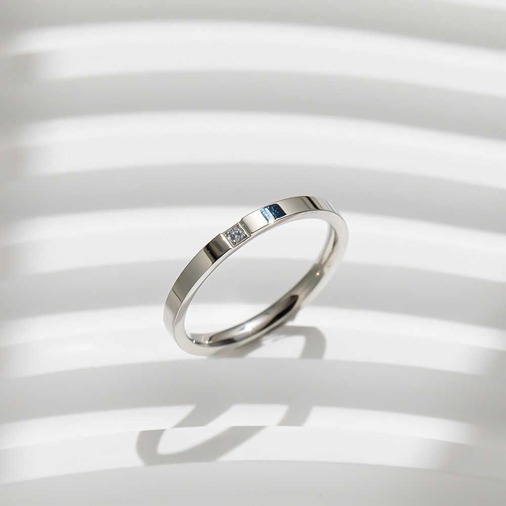 un anello in argento con diamanti