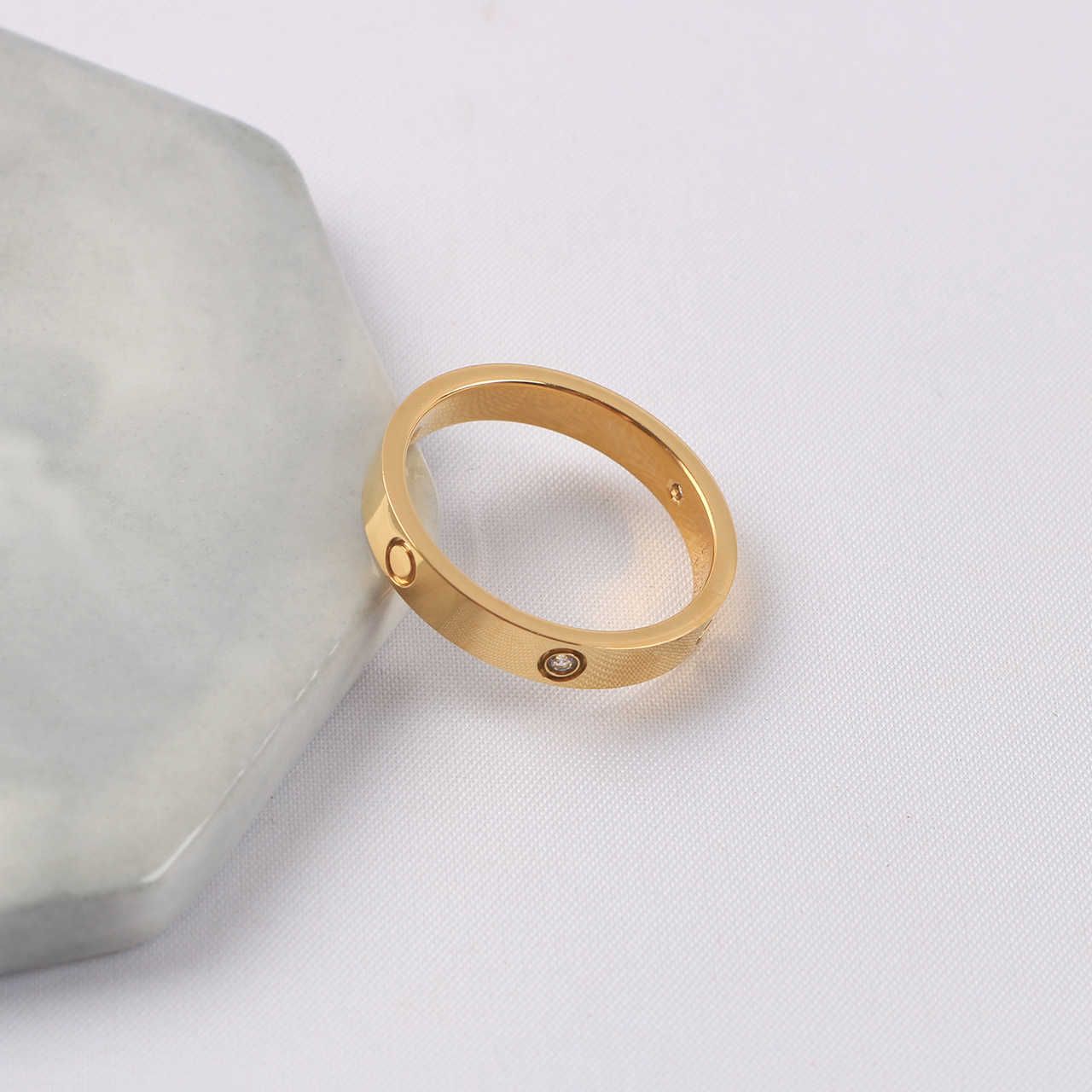 Anello con carta da 4 mm tre diamanti x oro