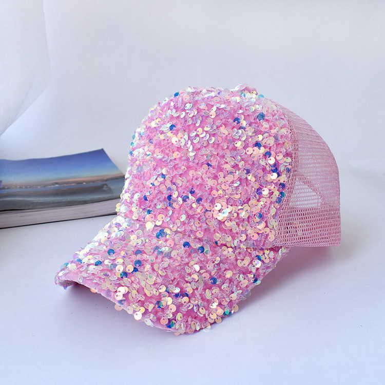 un casqueau de maille à paillettes rose