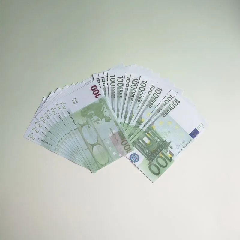 100 EUR