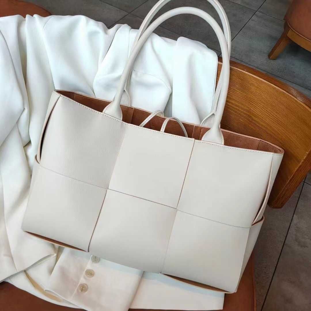 Milk White Medium (35x12x23cm)