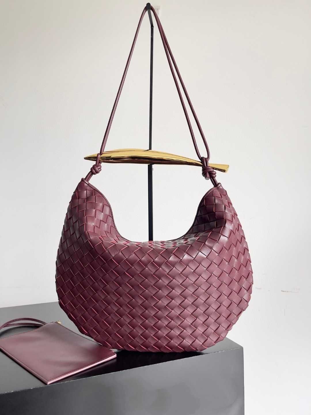 Wine Red Size: 39 x 31 x 12cm