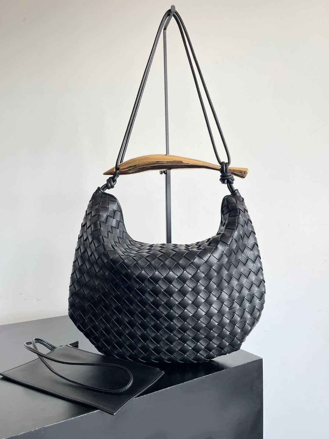 Black Size: 39 x 31 x 12cm