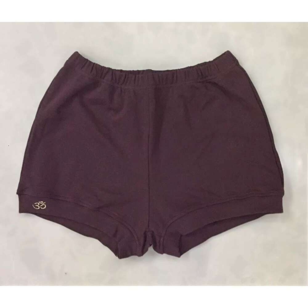 Shorts vermelhos escuros