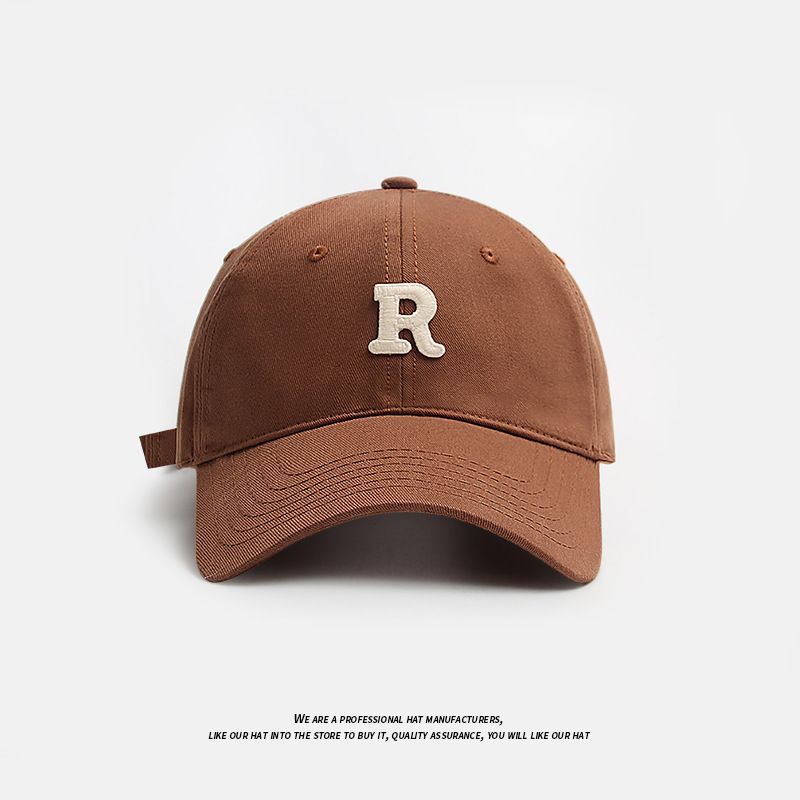 茶色のパッチrレター野球帽