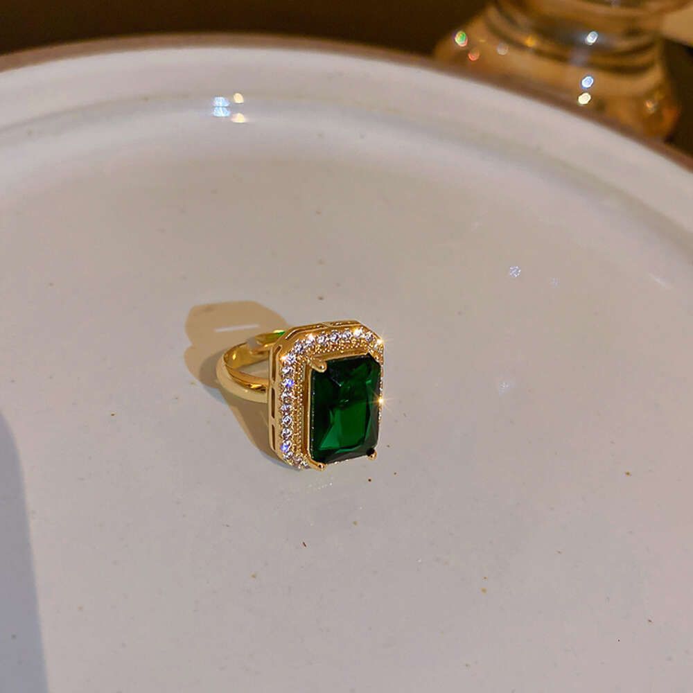 Кольцо 21 # — кристалл с зеленым бриллиантом