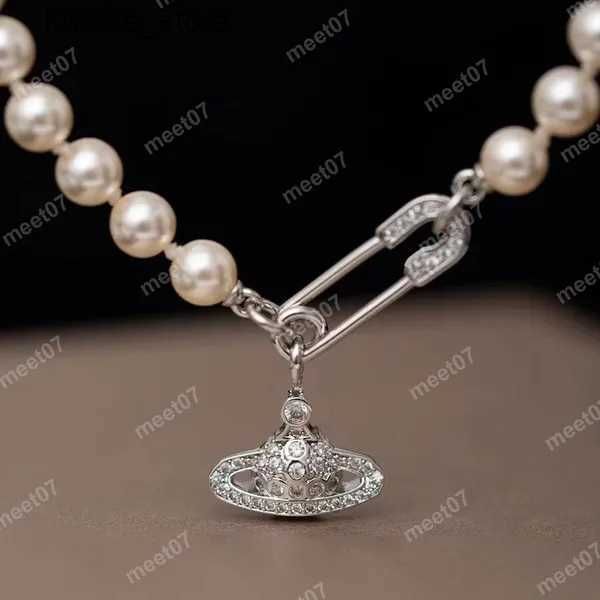 Collier de perles à broches blanches