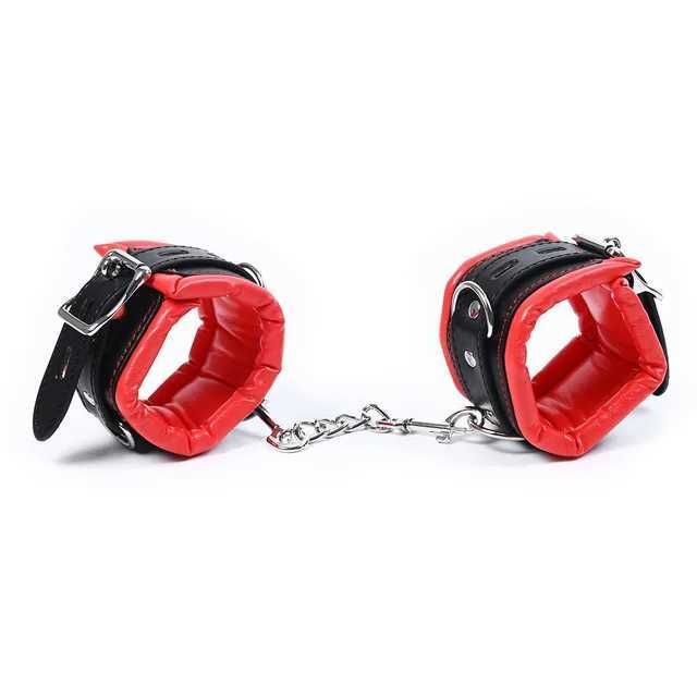 Rote ankcuffs.