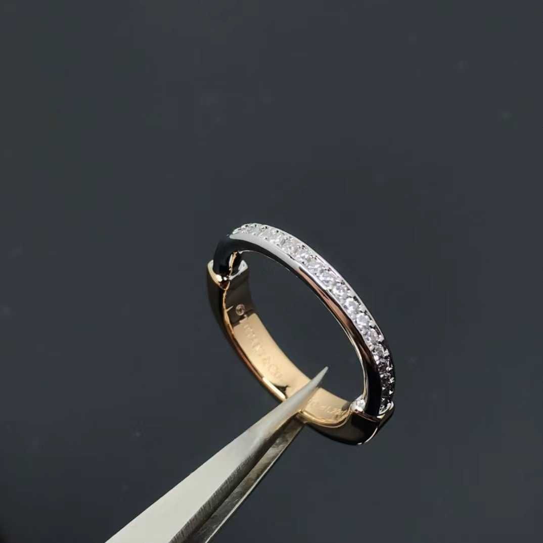 Кольцо из розового золота с бриллиантом U-образной формы
