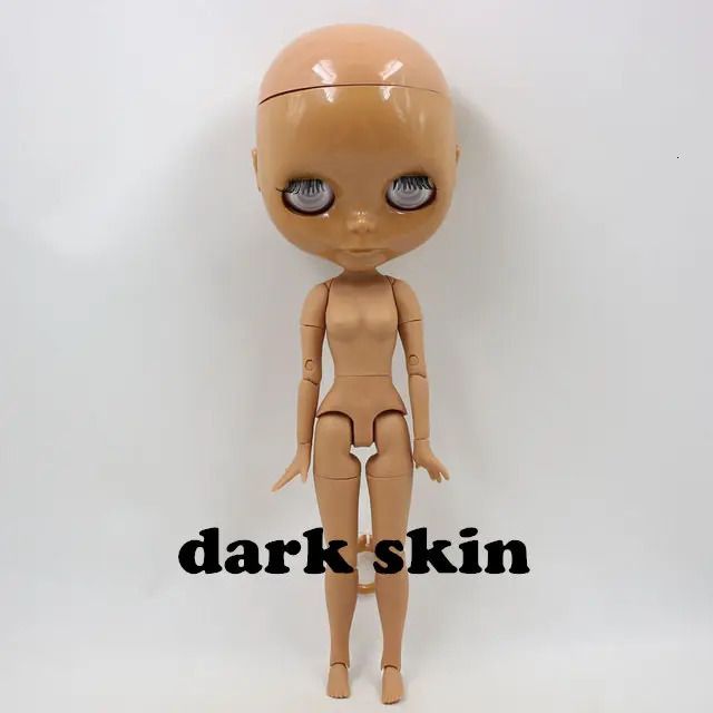 Muñeca de piel oscura y mano a