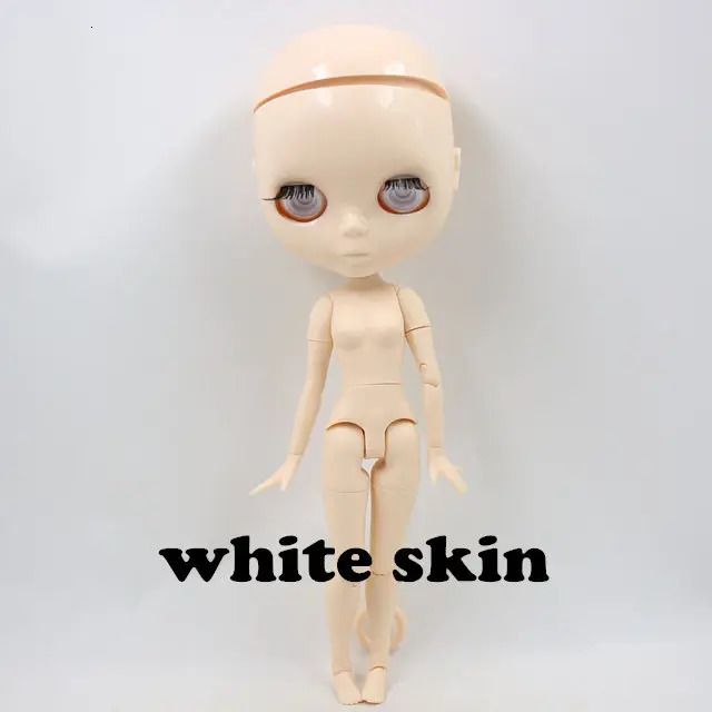 Muñeca de piel blanca y mano a