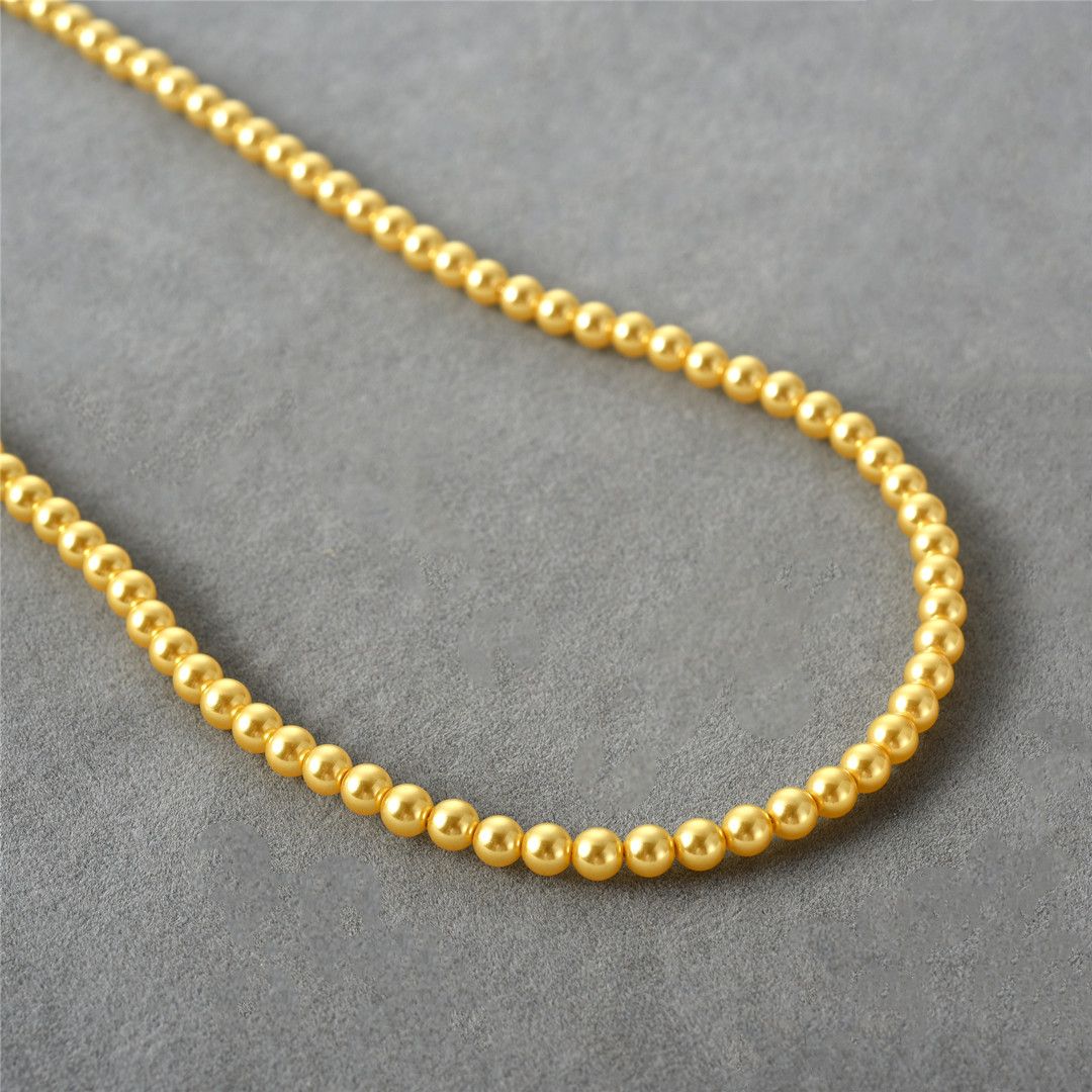 Een ketting van champagneparels van 4 mm