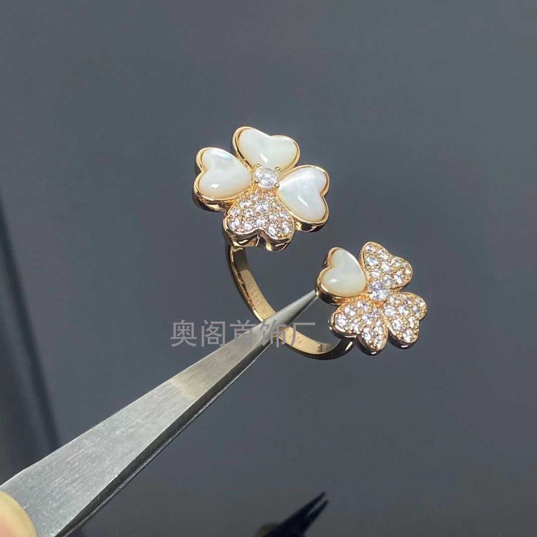 Anello con petalo di conchiglia bianca in oro rosa