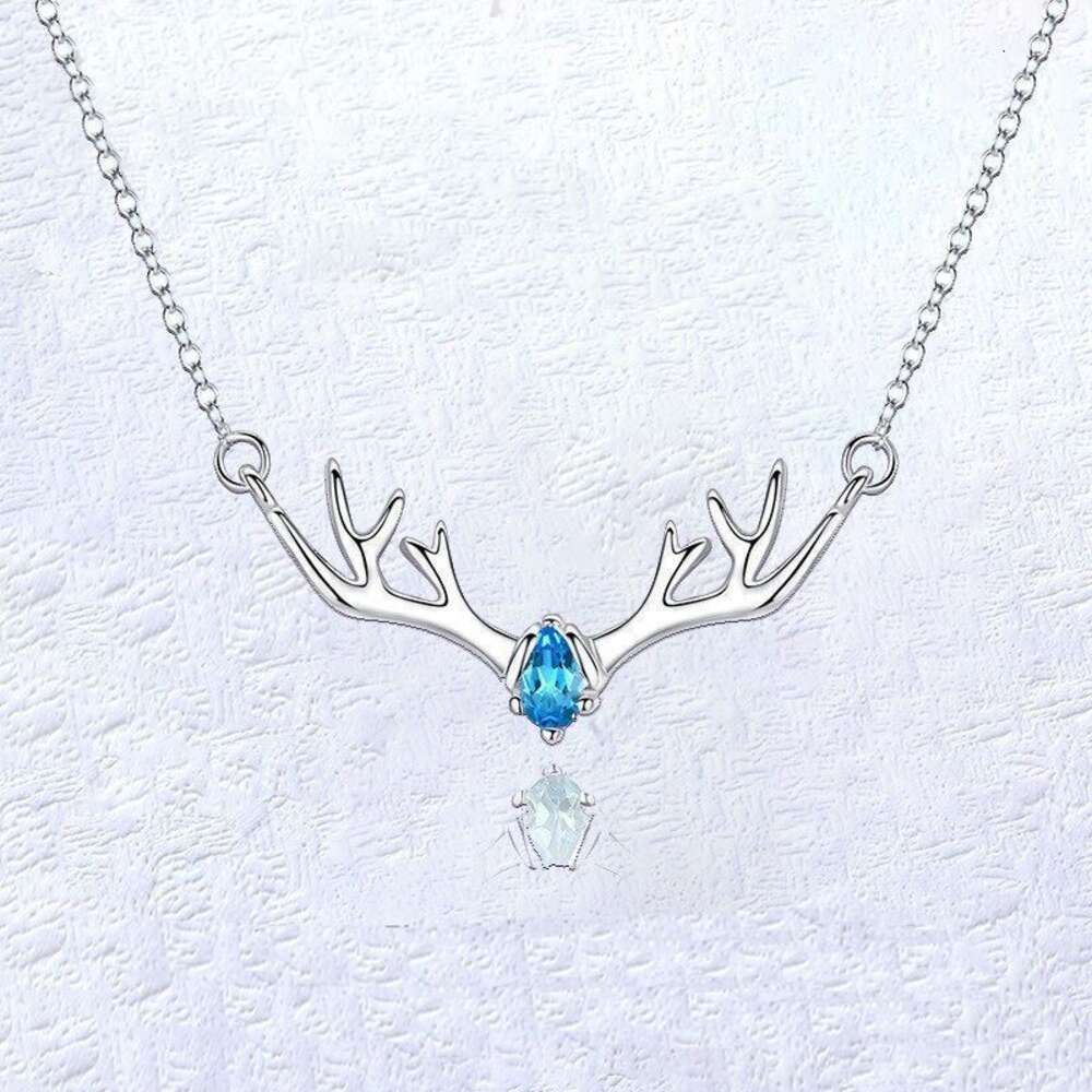 Un cerf a votre collier avec du bleu