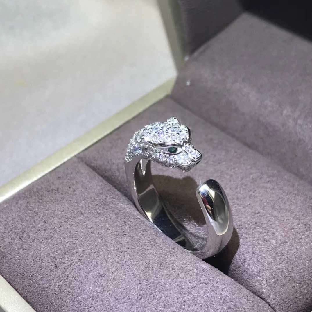 Wąski pierścień srebrny w połowie diamentów
