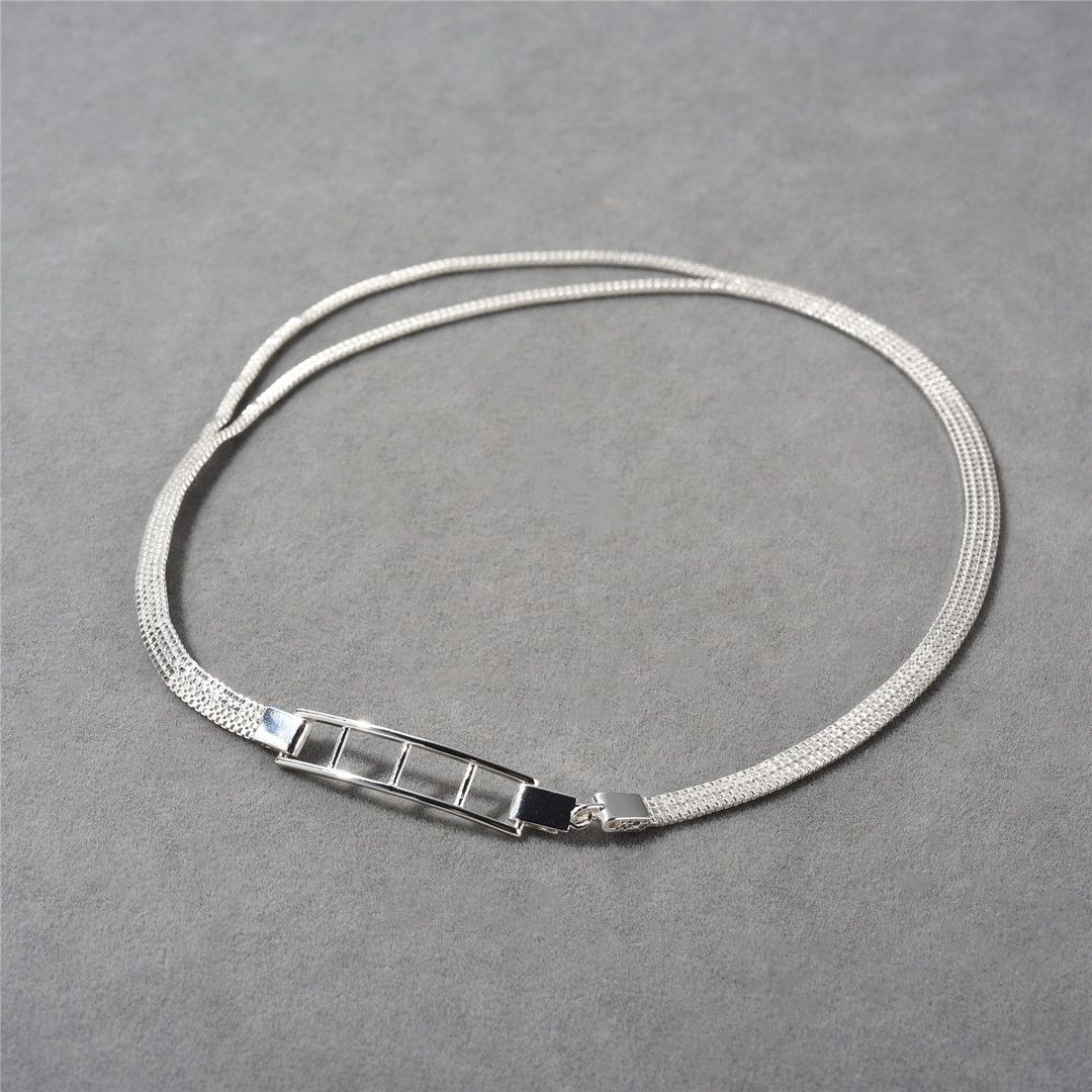 Ett silverhalsband