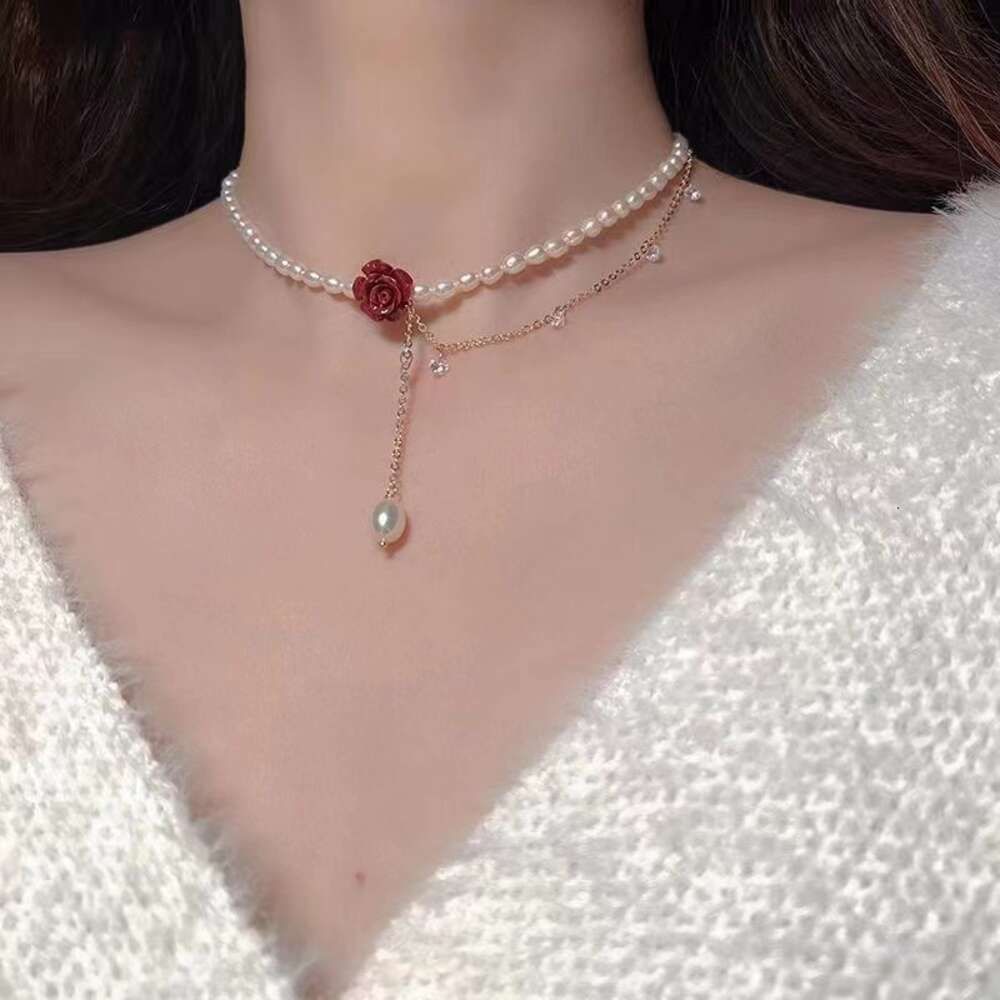 Collier de perles rose rouge